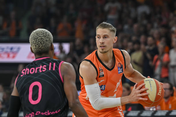 合同为期两 合同为期两